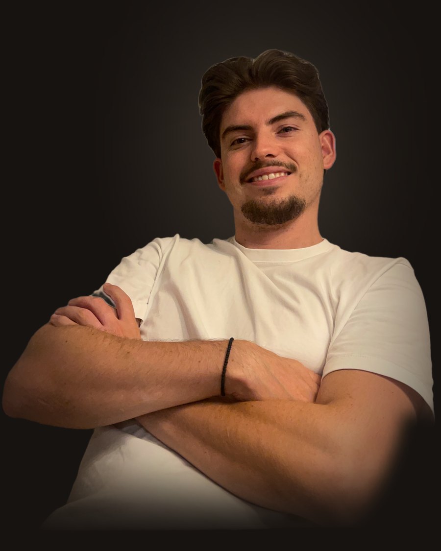 Niek Vusonikos, die de automatiseringen bouwt, met over elkaar geslagen armen.